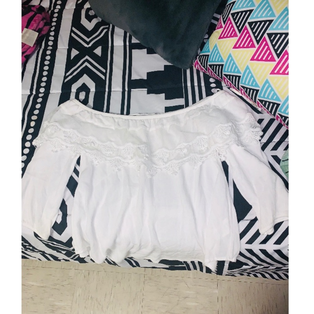 White off the shoulder blouse🌸